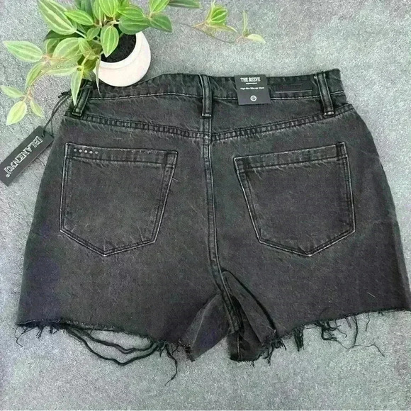 NWT Blanknyc The Reeve Distressed High Rise Ribcage Short Black Women's Size 27 - Picture 5 of 12